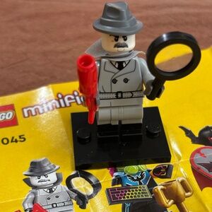 "Film Noir Detective" Series 25 with Stand, Accessories and Pamphlet.